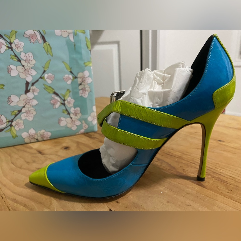 MANOLO BLAHNIK Mary Jane Electron Blue Green Patent Heels Pumps 36